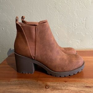 Dirty Laundry Lido Lugged Chelsea Boots 9